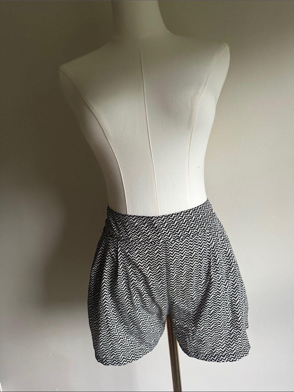 American Eagle Outfitters Black and White Zigzag Women’s Shorts